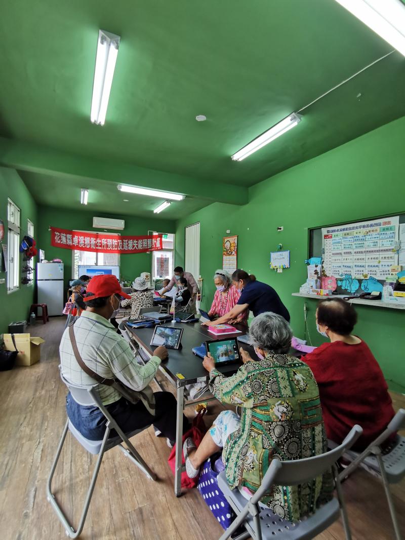 與文健站老人合作，學員練習使用平板拍攝