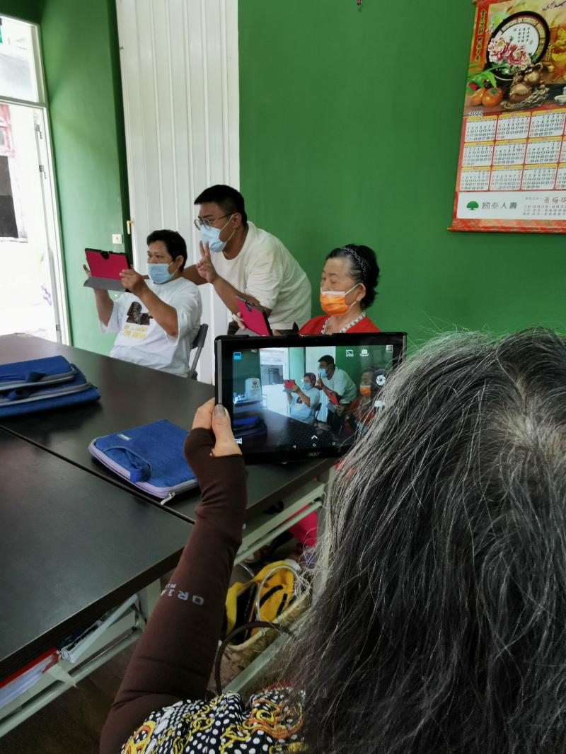 學員使用平板拍照