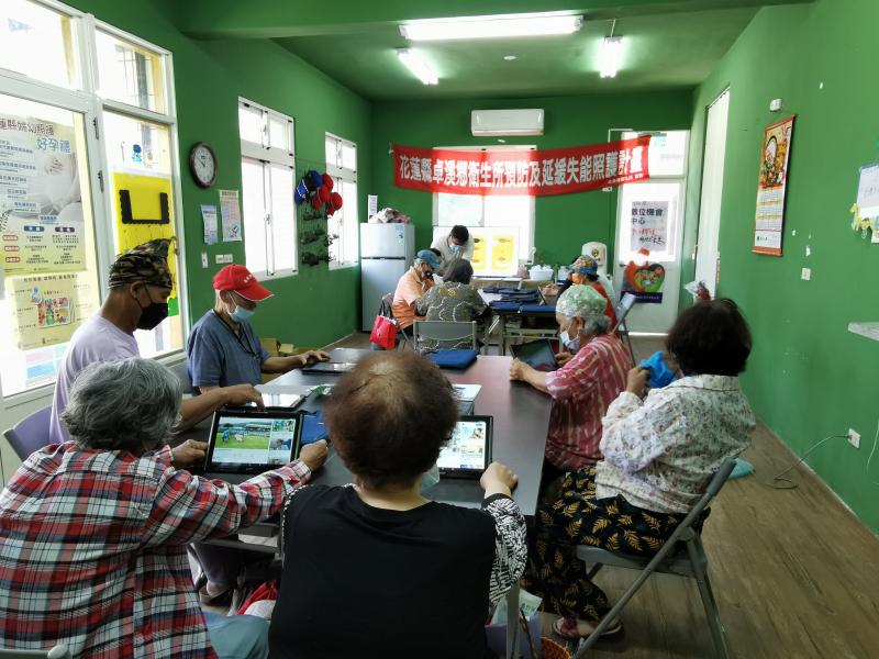 指導老人家手指復健動一動，玩個小遊戲或看看影片。