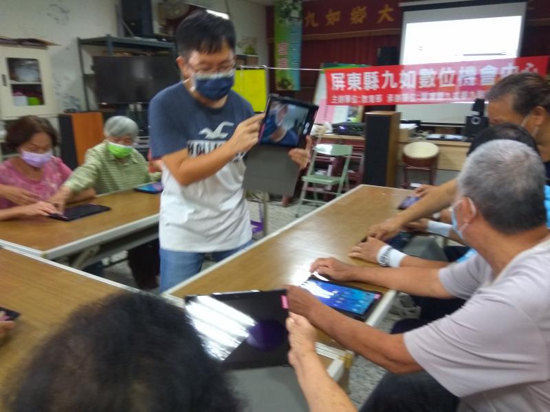 指導長輩如何操作相機照出美美的相片