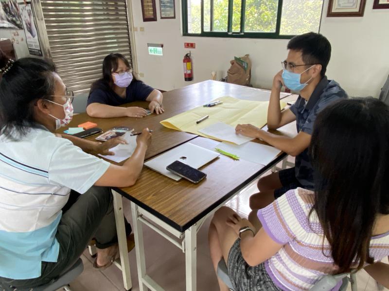 學員共同在桌前以海報紙討論