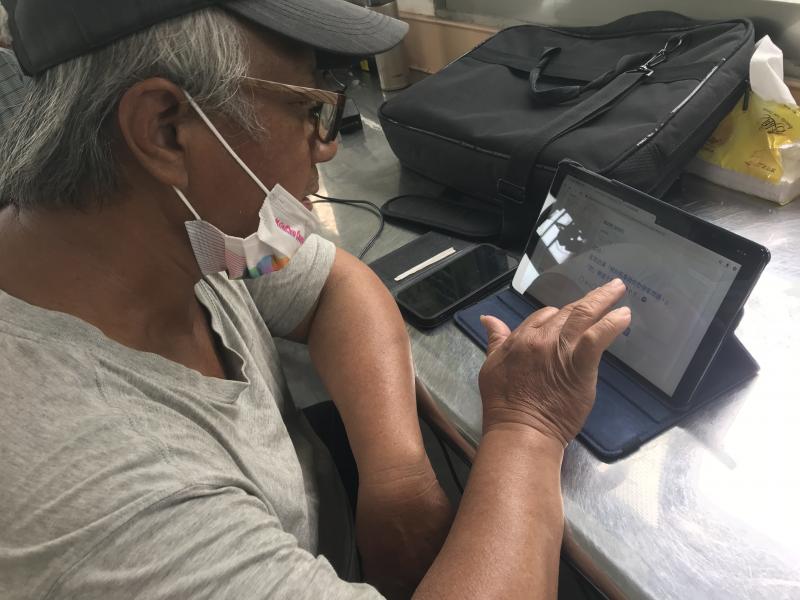 學員利用平板參加客語百句認證
