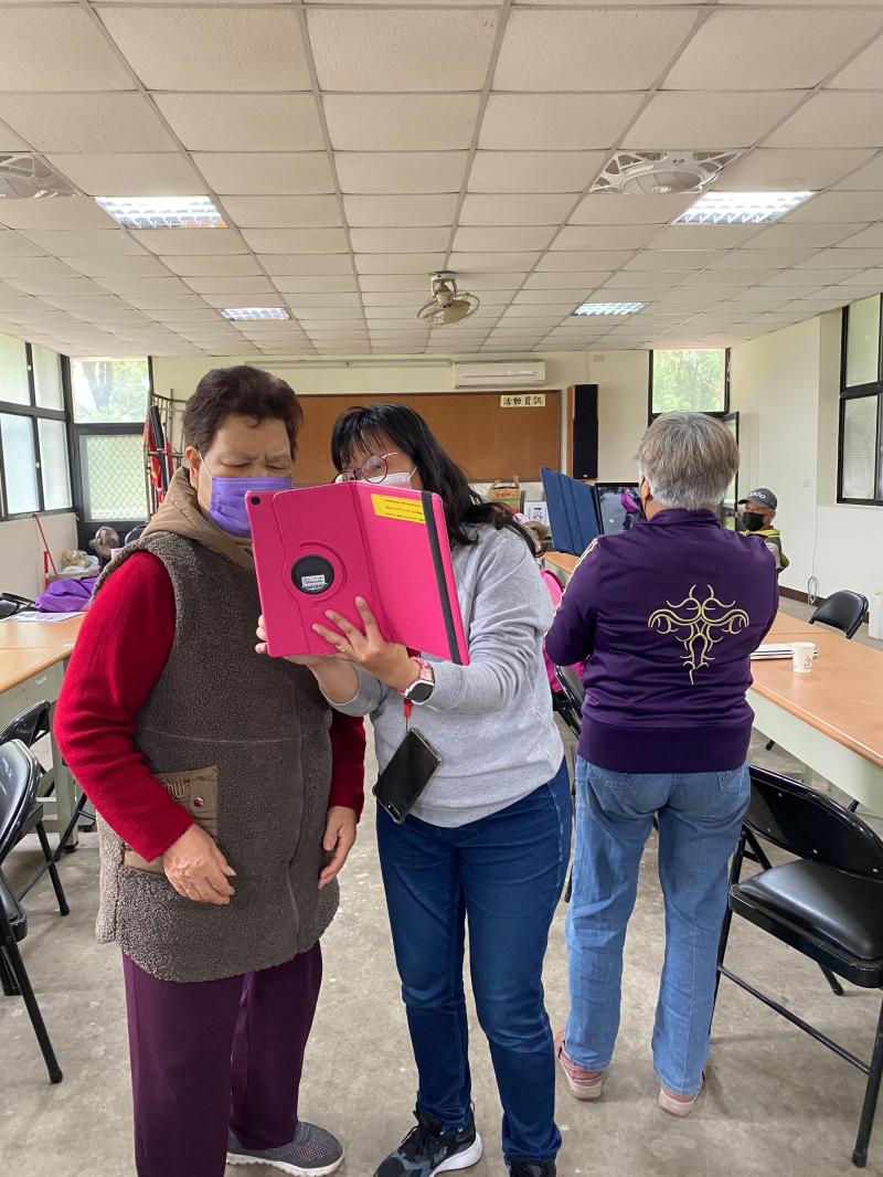 學員利用平板練習掃描QR CODE