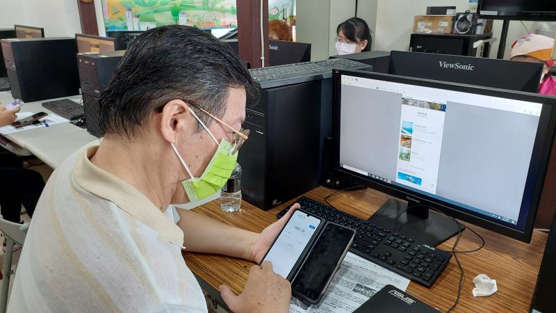 學員很認真的找尋景點及住宿規劃