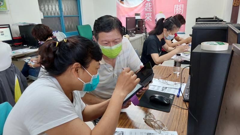 學員互相討論行程的規劃