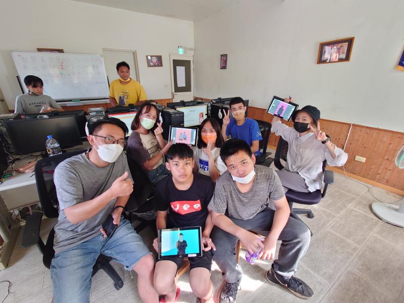 拍攝完成的上半身，利用平板繪畫App畫出身體線條成為不一樣的美。