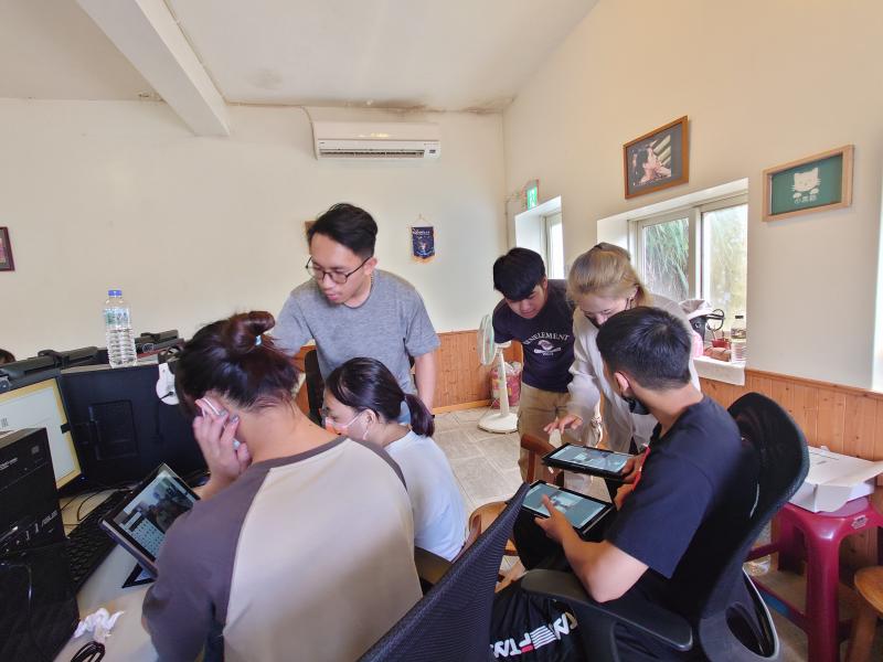 透過彼此之間的交流，可以促使自己有很多的靈感來完成作品。