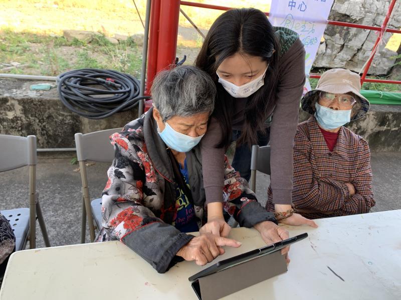 蔡依恩老師協助學員登入線上事實查核平台，驗證訊息真偽。