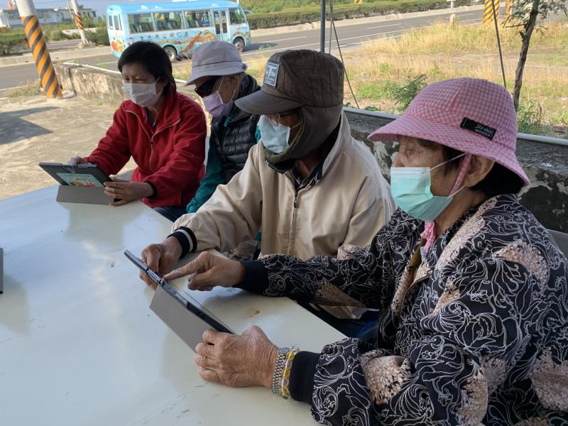 社區長輩多次接觸平板電腦，基本操作已經難不倒他們，遇到問題彼此還能互相幫助。