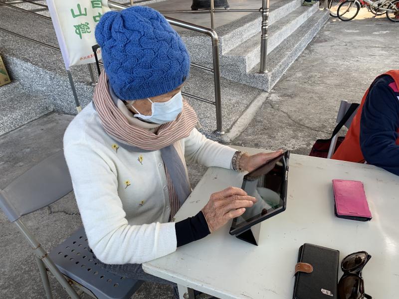 彩砡阿嬤是幾位長輩中對學習較熱衷的，每次上課相當投入，平板電腦一滑下去總是欲罷不能。