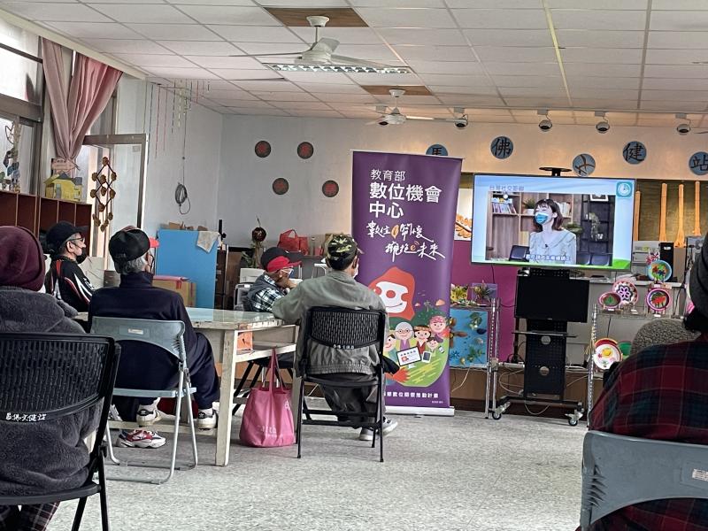 播放社交距離APP的影片說明