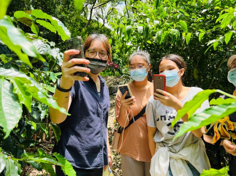 本次的課程來到空曠的戶外，老師提供了小小的解謎任務，透過提示讓大家去尋找符合題目的植物們。同時也可以透過iNaturalist來認識不同的花卉植物。因為有了這個解謎任務，大家開始觀察平常不會看到的區域，其實也有許多美麗有趣的植物。