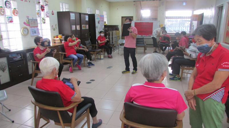 講師教大家先進入google的頁面，在google的首頁打上”(想去的地方，例:高雄)推薦住宿”後，瀏覽參考那一家飯店可能較好。