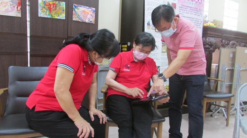 網路訂房的優點是可以清楚的知道各個訂房平台的房價是直接顯示在網路上，有時也會有促銷專案，也可以看到即將要入住房間的樣子。