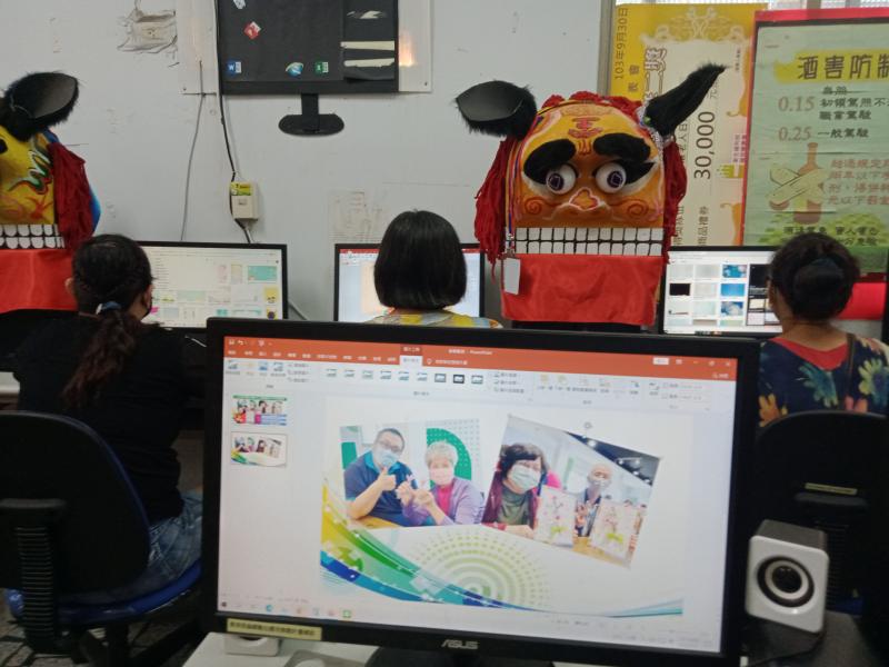 老師透過powerpoint軟體示範海報完成的步驟流程