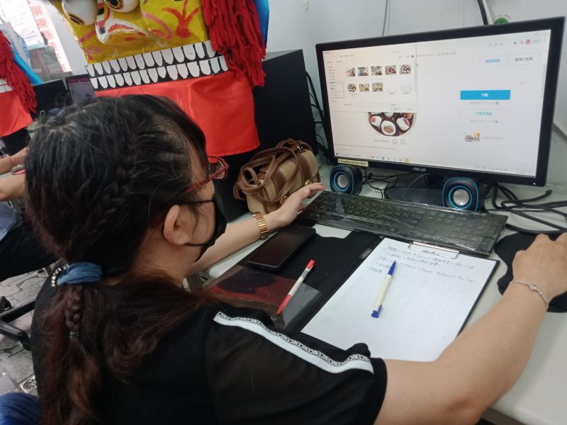 學員練習老師指導的「去背功能」