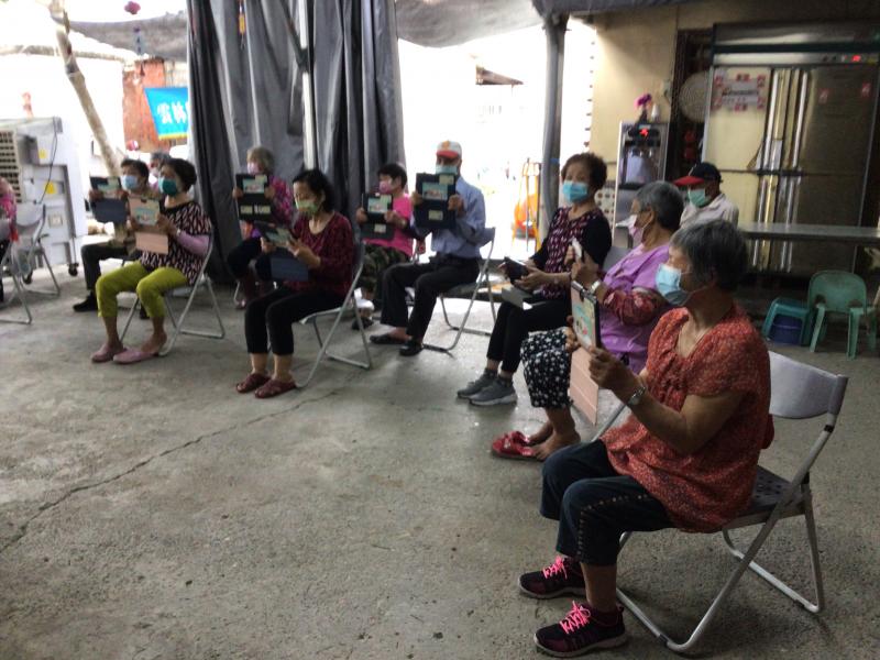 使用平板載具練習操作FB直播