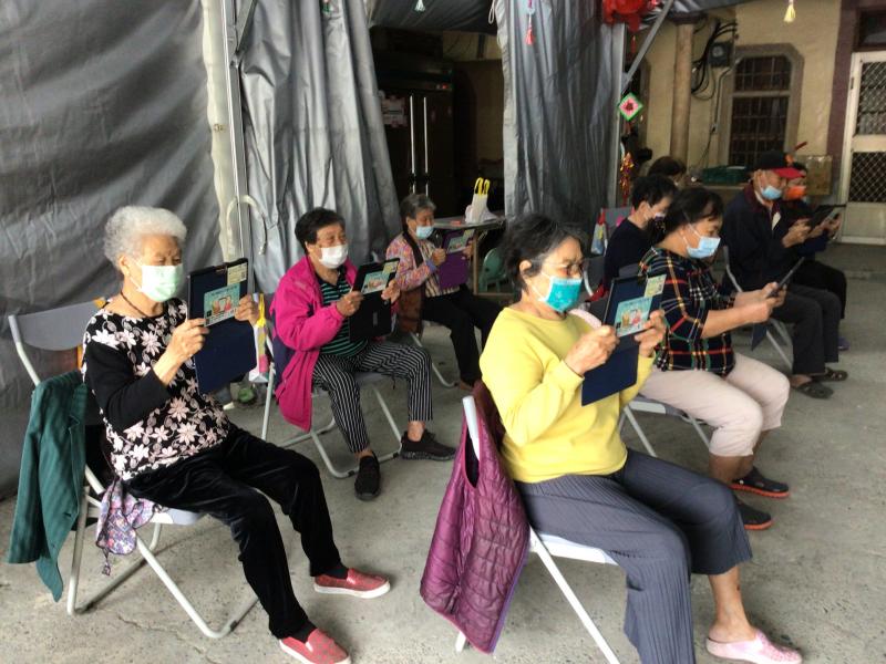 社區長者練習自己觀看完成FB直播內容