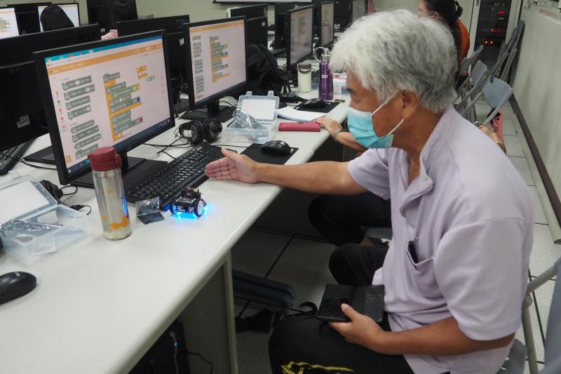 學員測試機器人遇到障礙物停止畫面