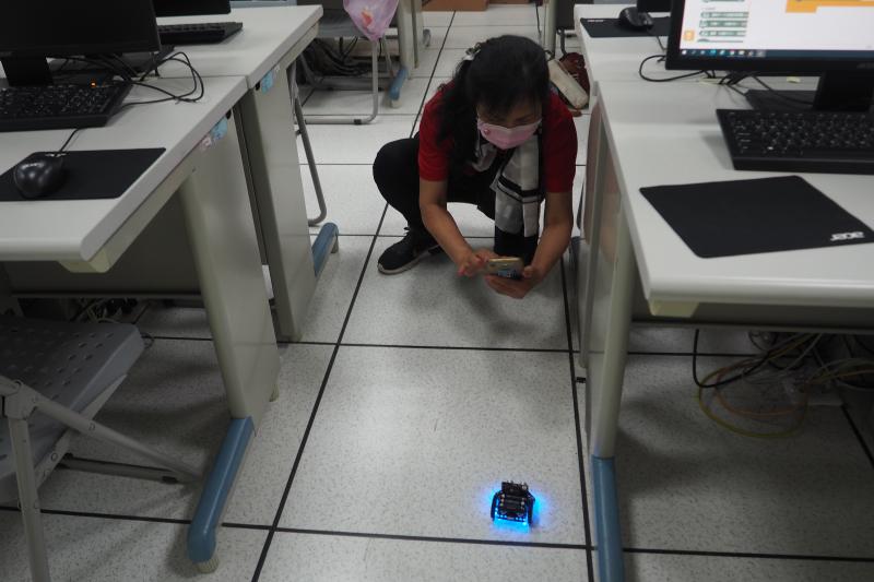 學員拍攝機器人行進中