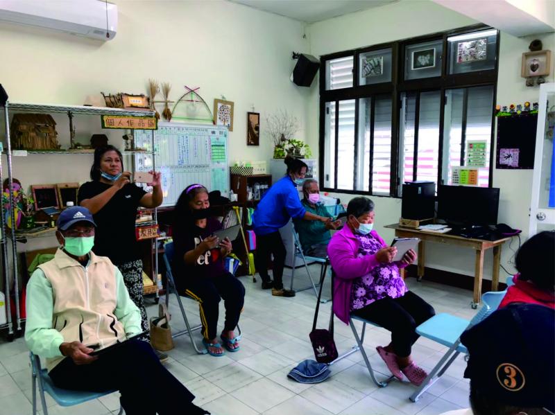 志工協助學員下載APP