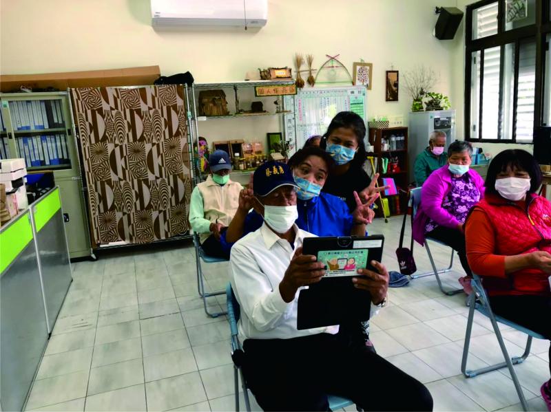 長輩下載APP時發現平板的拍照功能還能自拍