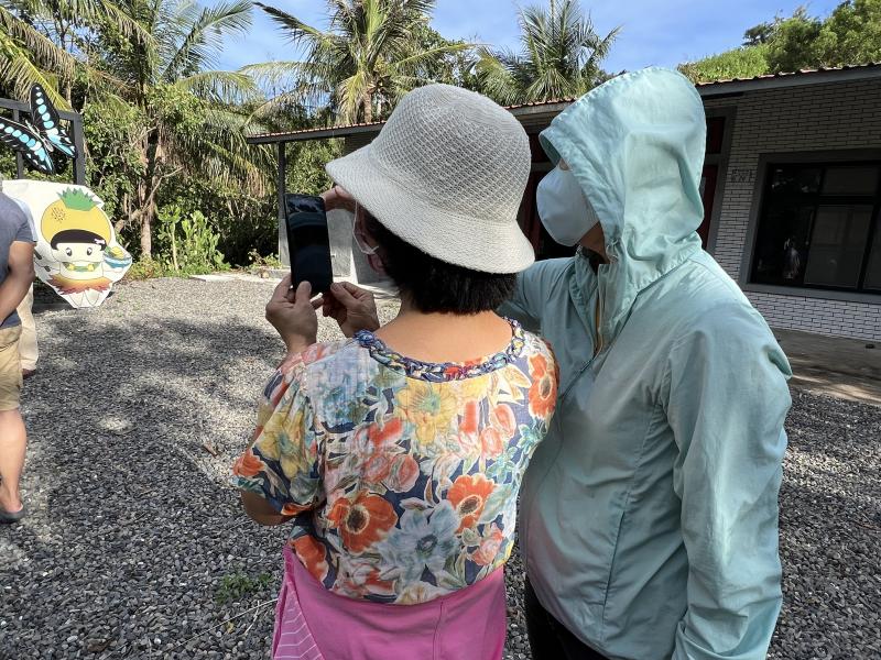 志工協助學員拍攝技巧