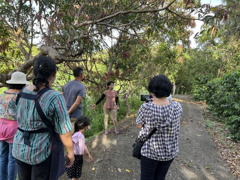 學員使用手機拍攝軟體，發現原來拍攝美美的照片並不難，3C世界真的好好玩