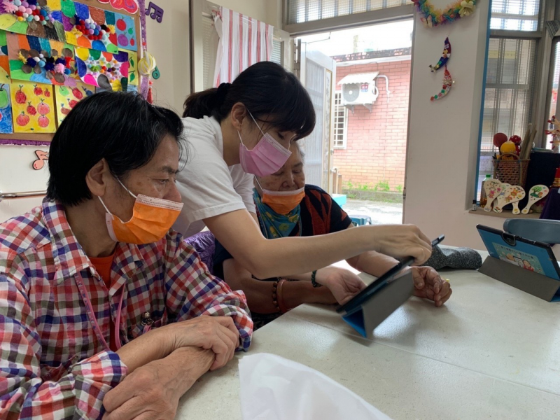 講師的個別教授,學員很認真學習