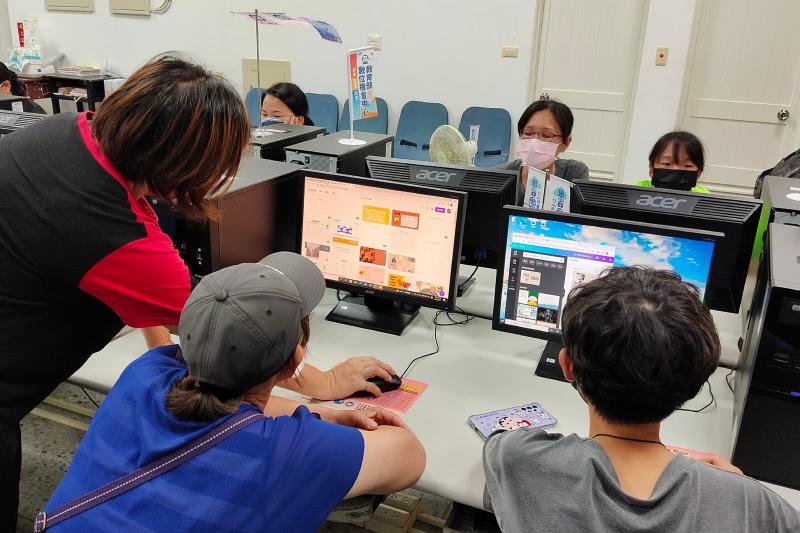 老師這張相片放這裡好嗎?老師這個版面好嗎?大家都非常開心的討論著。