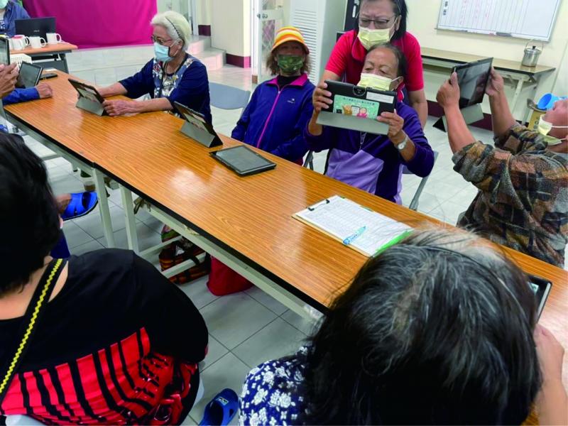 學員學習平板YOUTUBE搜尋影片及音樂，走入數位潮流