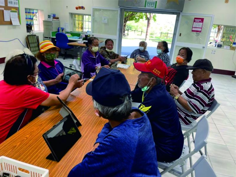 志工協助課程教學，阿公阿嬤輕鬆學習