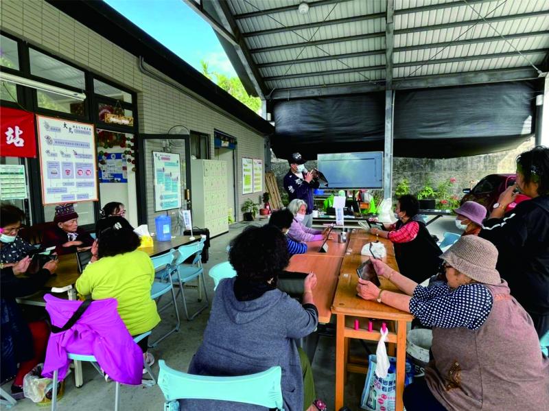 長輩對數位學習深感興，隨時發問