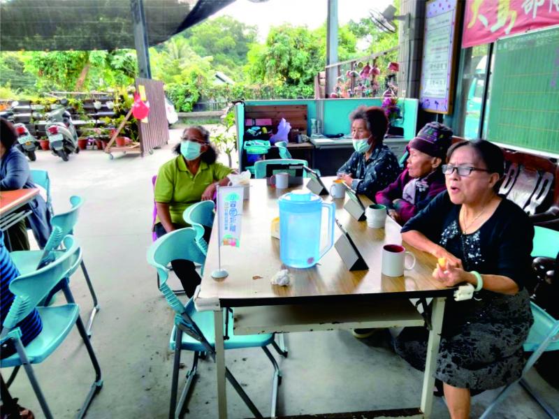 學員認真學習中實際操作