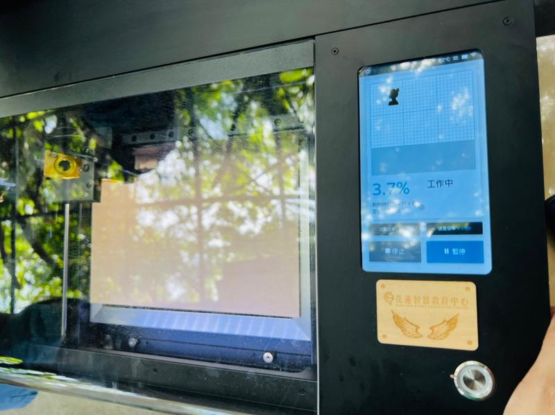 練習操作桌上雷射切刻機