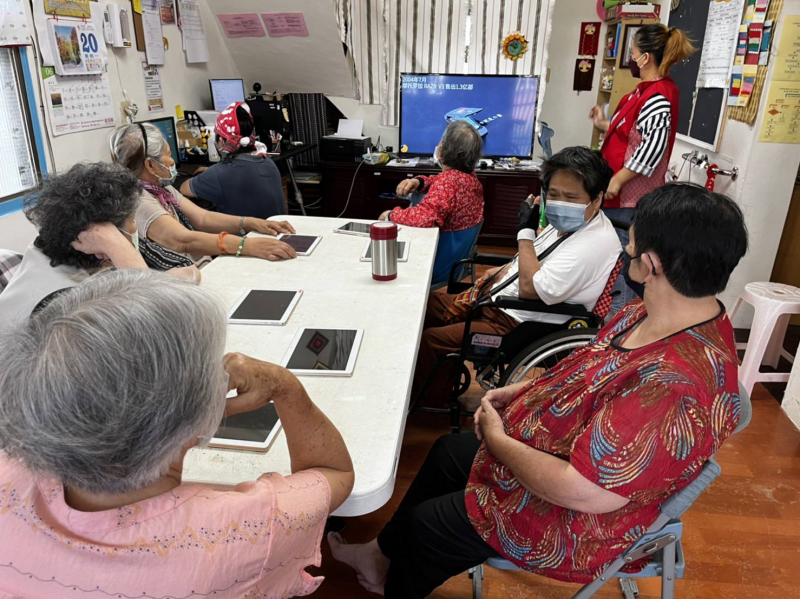 學員很認真的聽講師講述