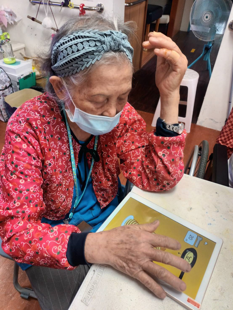 學員趁休息時間,開始自行操作並手遊