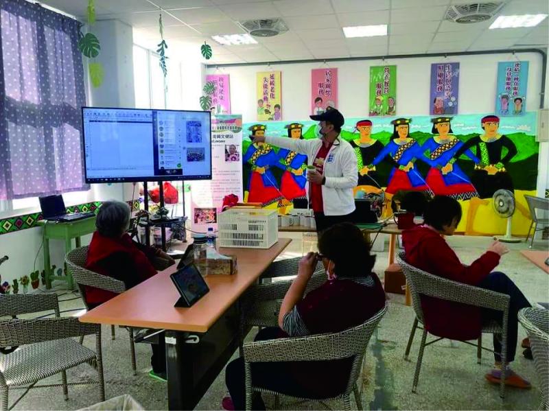 講師教授學員手機影像處理APP操作方法。