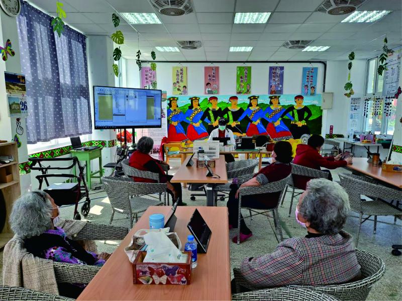 學員使用平板影像處理練習。