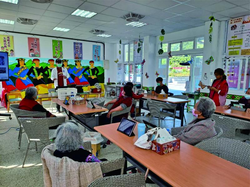 課程中，學員很認真聽講，並且跟著講師步驟完成操作。