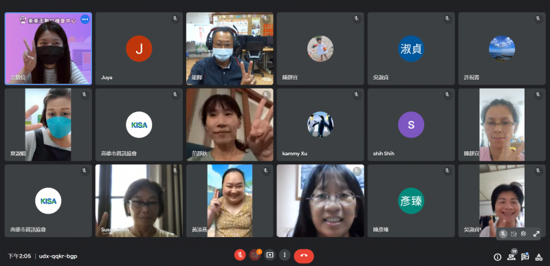 線上課程學員開視訊鏡頭合照