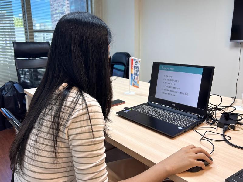 講師使用筆電，為線上的學員帶來精彩的卡片設計課程