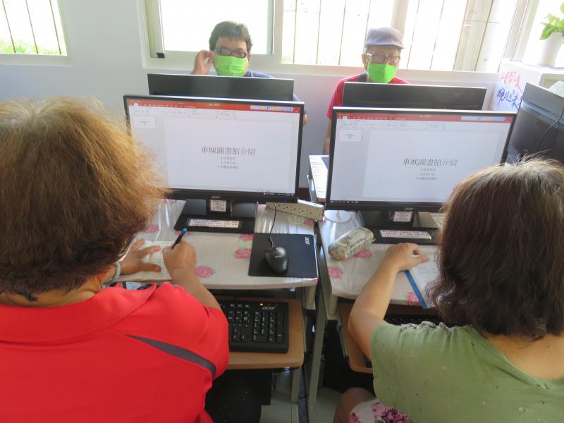 新版功能增加很多，學員聚精會神筆記