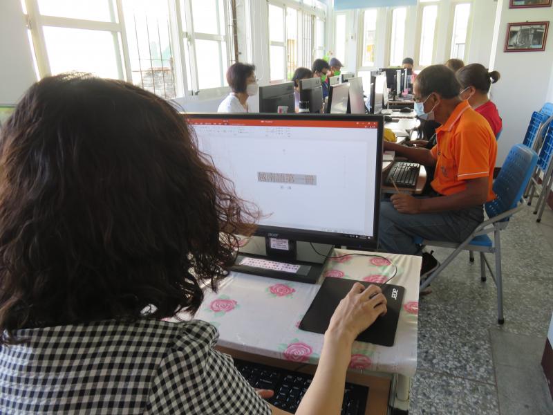 新住民學員編輯自己的PowerPoint 講義