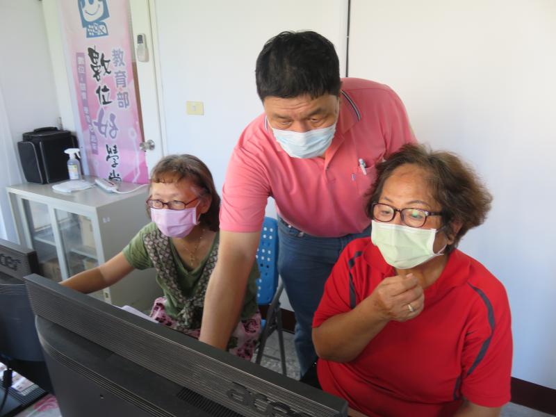 講師指導長輩編輯練習。