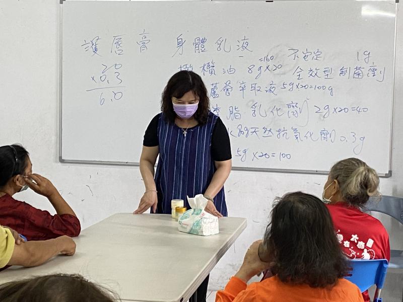 老師介紹護唇膏的製作情形