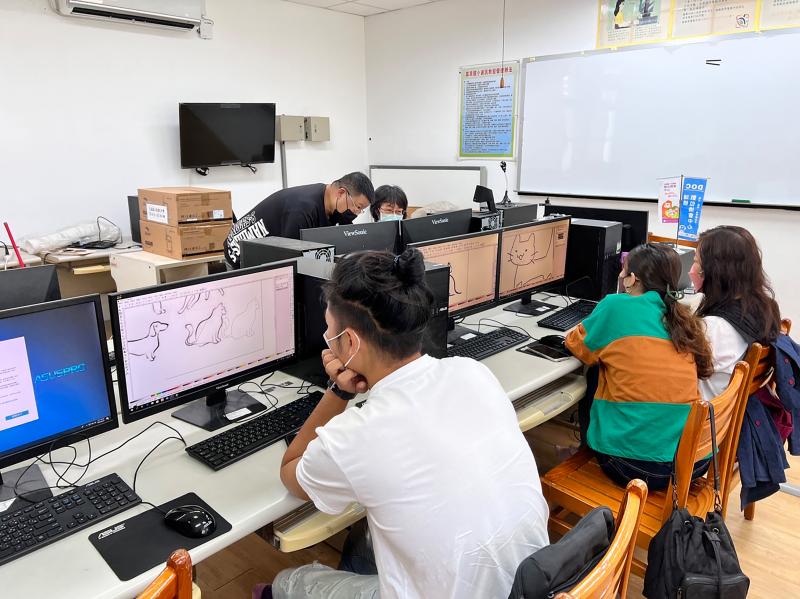 講吃初級講解完後由學員親自操作找簡單圖樣拉貝茲曲線完成雷雕初步需要的黑白稿