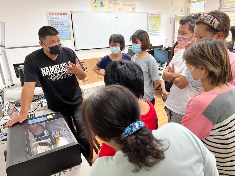 講師講解雷雕機的基本操作及運作原理