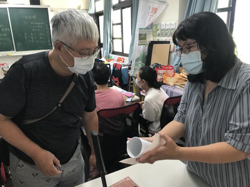 老師指導馬克杯製作注意事項及操作步驟