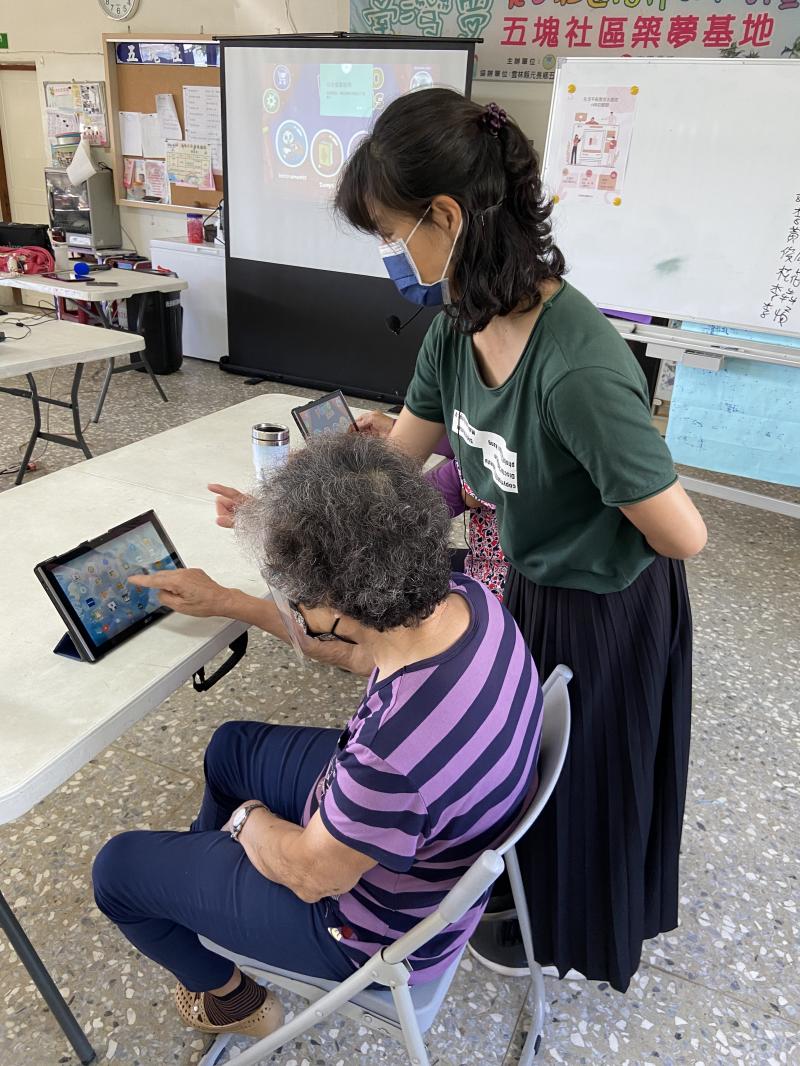 阿嬤第一次操作平板，很擔心自己的操作方式會不對，經由老師的講解步驟，再請老師看操作的方式對不對?